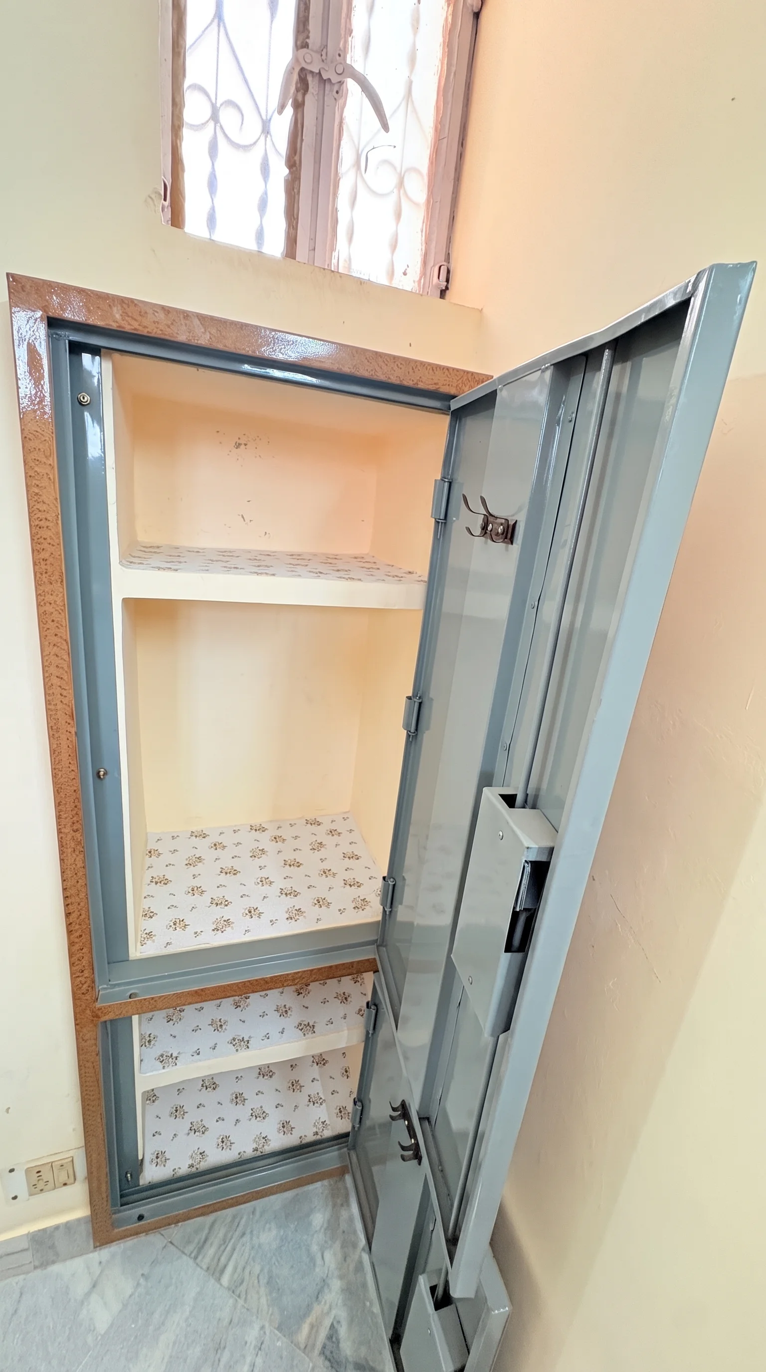 Built-in almirah clothes storage